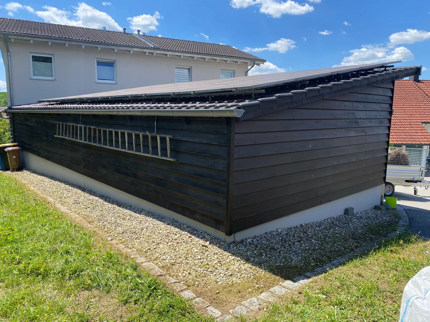 Bereich rund ums Gartenhaus nach der Arbeit von GRAVO