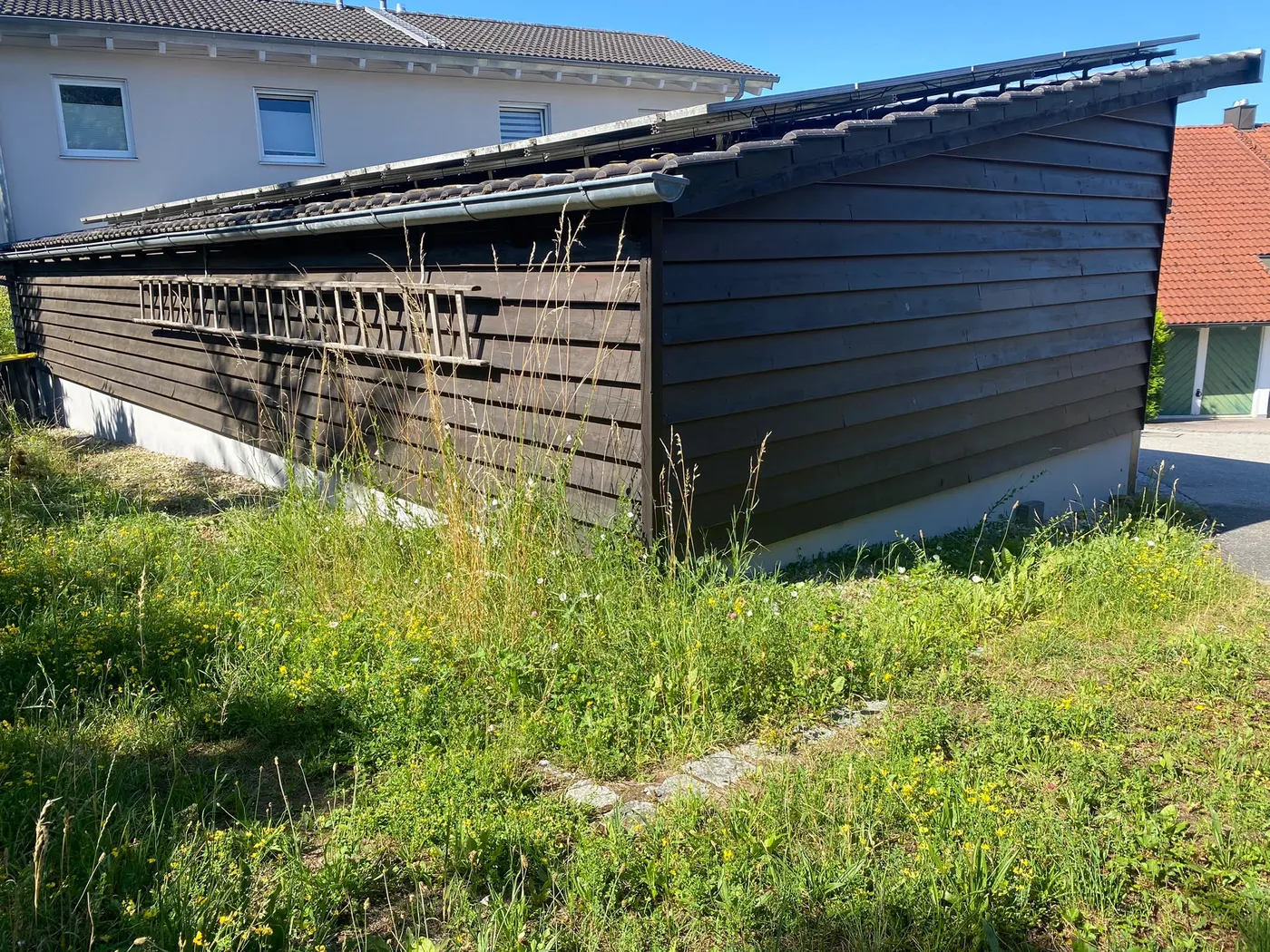 Bereich rund ums Gartenhaus vor der Arbeit von GRAVO