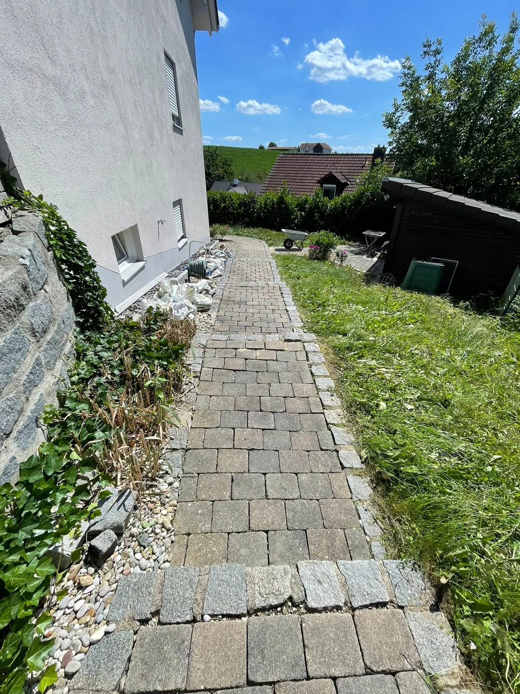 Pflasterweg nach der Arbeit von GRAVO
